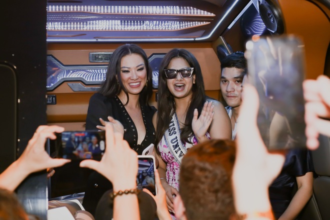 Đương kim Miss Universe 2021 đổ bộ Việt Nam, Kim Duyên và fan đích thân ra sân bay chào đón - Ảnh 17.