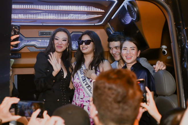 Đương kim Miss Universe 2021 đổ bộ Việt Nam, Kim Duyên và fan đích thân ra sân bay chào đón - Ảnh 14.