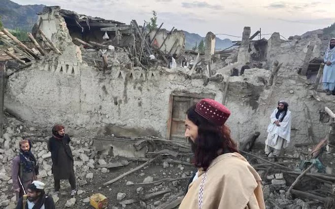 Hình ảnh hiện trường đổ nát sau trận động đất lớn tại Afghanistan khiến ít nhất 280 người thiệt mạng - Ảnh 8.