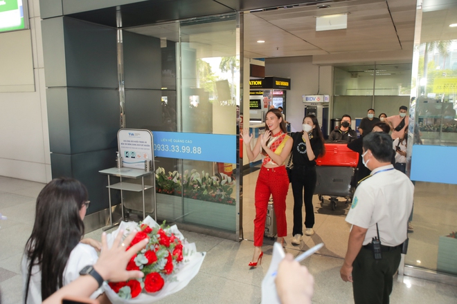 Cận nhan sắc Catriona Gray - Miss Universe 2018 đến Việt Nam, 1 hành động đẹp ghi điểm với fan - Ảnh 3.