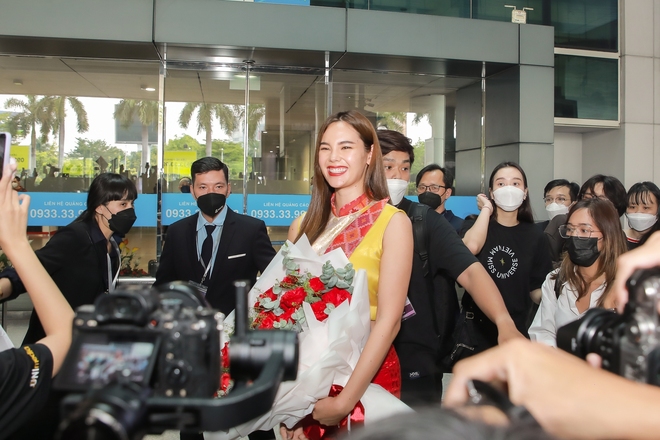 Cận nhan sắc Catriona Gray - Miss Universe 2018 đến Việt Nam, 1 hành động đẹp ghi điểm với fan - Ảnh 5.