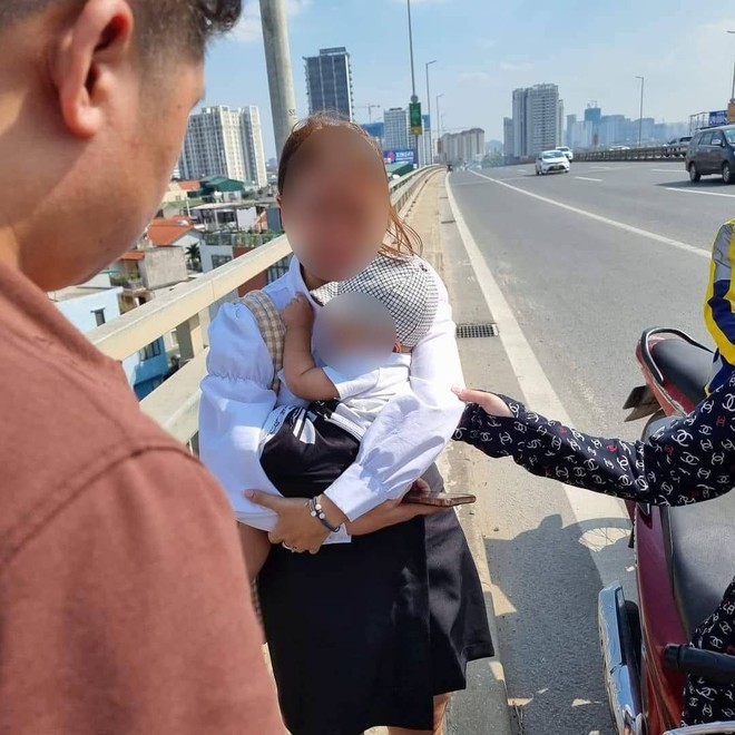 Nam tài xế gây xúc động mạnh khi kịp thời giúp đỡ 2 mẹ con trên cầu Nhật Tân: Tôi thuyết phục mãi người phụ nữ mới đồng ý lên xe  - Ảnh 1.