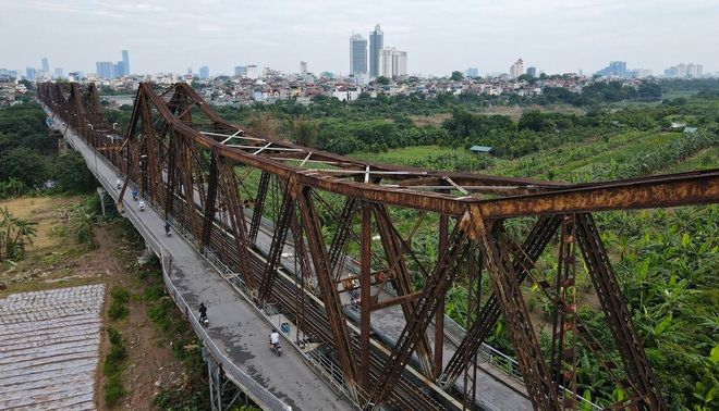 Hà Nội: Cầu Long Biên được lắp mắt thần, dựng rào chắn lối lên khiến xe ba gác chịu thua - Ảnh 2.