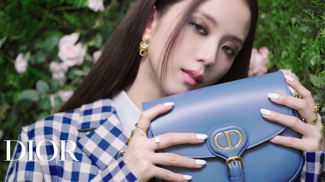 Ảnh hưởng của Jisoo lên Dior: Doanh thu nhảy vọt đột biến, giá túi xách tăng lần 2 trong năm - Ảnh 1.