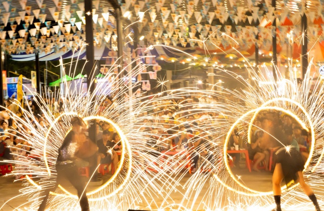 Carnival khuấy động đường phố, chợ đêm lớn nhất Đà Nẵng ken đặc khách tối cuối tuần - Ảnh 13.