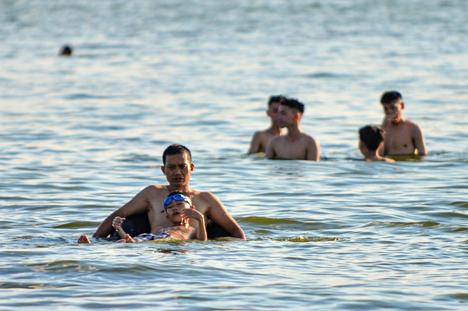 Hà Nội: Chán bể bơi, bố mẹ dẫn con, ông dẫn 4 cháu nhỏ ra hồ Tây tắm giải nhiệt ngày nắng gắt - Ảnh 2.