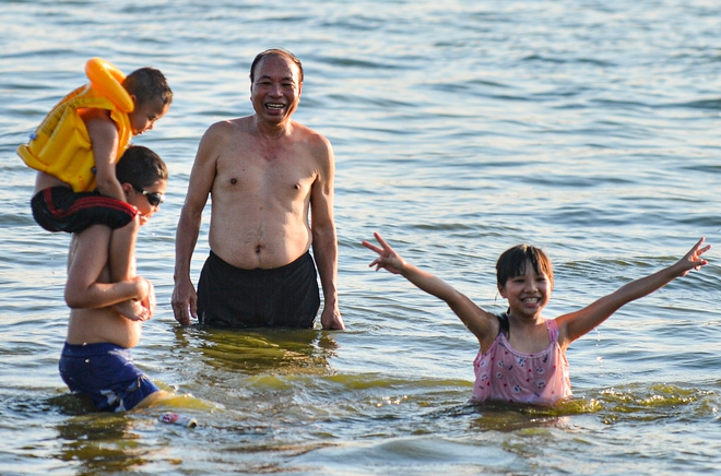Hà Nội: Chán bể bơi, bố mẹ dẫn con, ông dẫn 4 cháu nhỏ ra hồ Tây tắm giải nhiệt ngày nắng gắt - Ảnh 11.