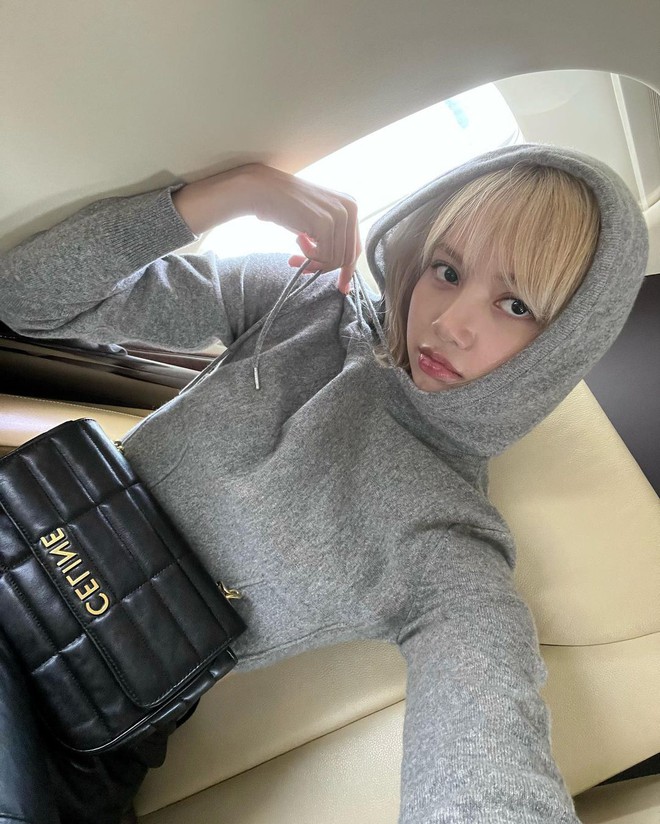Lisa (BLACKPINK) và V (BTS) công bố loạt ảnh đi chuyên cơ chung sang Pháp, nhưng sao khác một trời một vực thế này? - Ảnh 6.