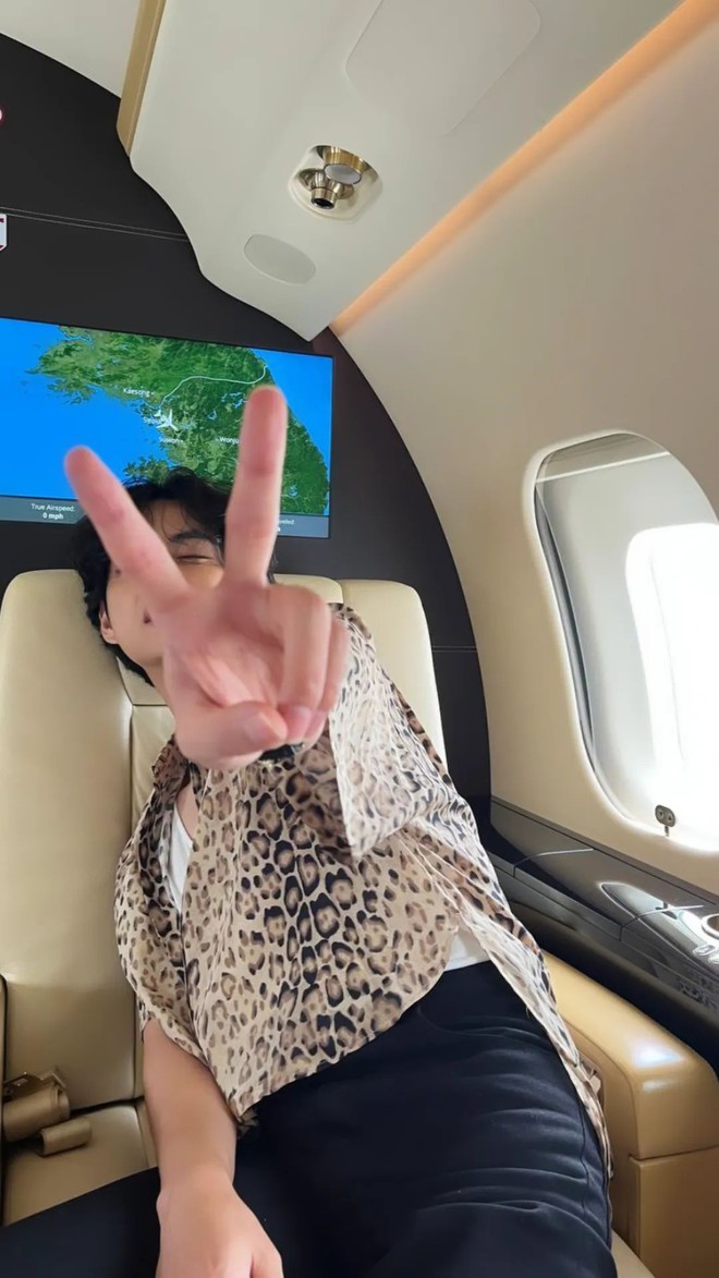 Lisa (BLACKPINK) và V (BTS) công bố loạt ảnh đi chuyên cơ chung sang Pháp, nhưng sao khác một trời một vực thế này? - Ảnh 9.