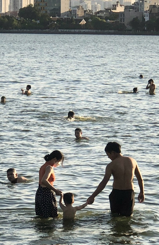 Hà Nội: Chán bể bơi, bố mẹ dẫn con, ông dẫn 4 cháu nhỏ ra hồ Tây tắm giải nhiệt ngày nắng gắt - Ảnh 9.