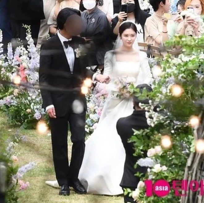 Toàn cảnh đám cưới hot nhất ngày: Jang Nara hôn chú rể say đắm, Lee Sang Yoon - Jung Yong Hwa và dàn sao hạng A có màn chúc mừng đặc biệt - Ảnh 2.