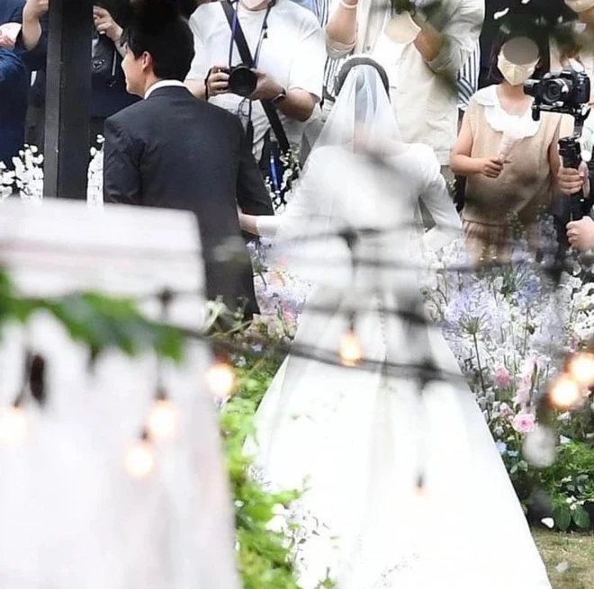 Toàn cảnh đám cưới hot nhất ngày: Jang Nara hôn chú rể say đắm, Lee Sang Yoon - Jung Yong Hwa và dàn sao hạng A có màn chúc mừng đặc biệt - Ảnh 4.
