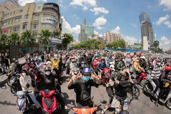 Top 3 Hoa hậu Hoàn vũ Việt Nam diễu hành sau đăng quang: Rất đông fan đi theo dù trưa nắng, nhan sắc 2 Á hậu quả đáng gờm! - Ảnh 12.