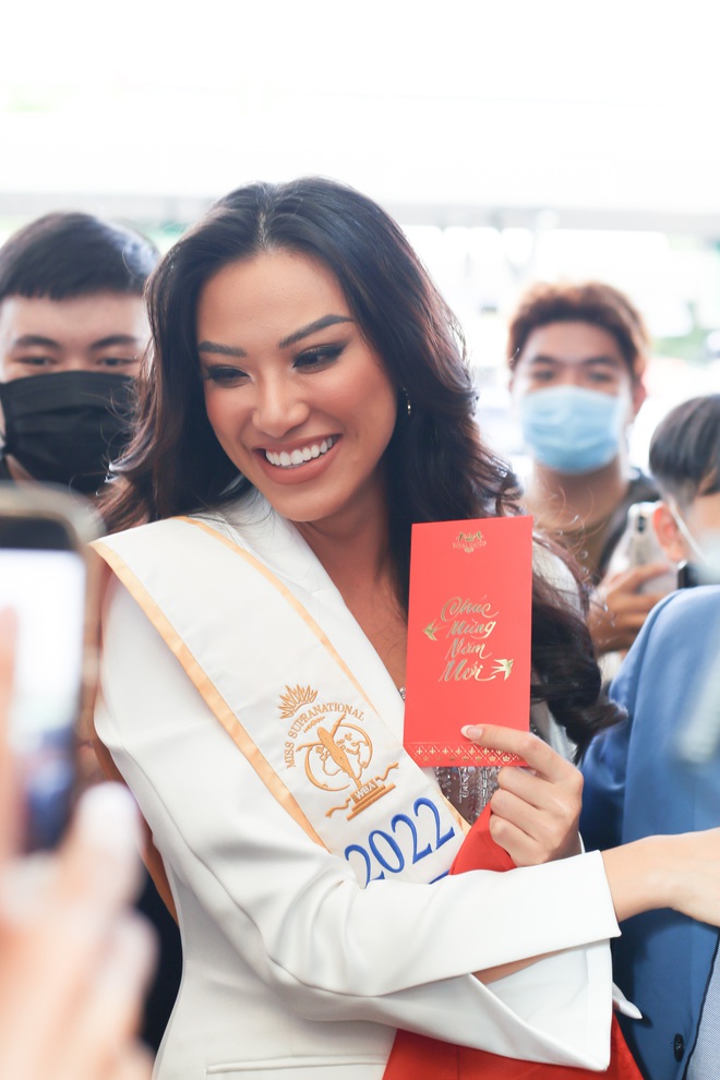 Kim Duyên lên đường đến Ba Lan dự thi Hoa hậu Siêu quốc gia: HHen Niê, Bảo Ngọc rạng rỡ đến tiễn - Ảnh 13.