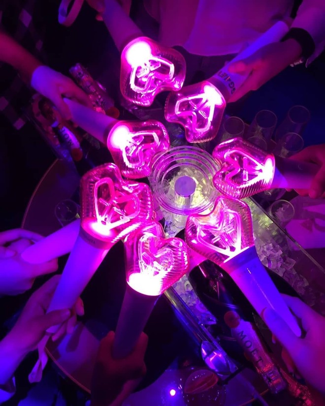 Vì sao fan Kpop chịu bỏ ra số tiền khổng lồ chỉ để sở hữu một tấm thẻ bo góc bé xíu? - Ảnh 3.