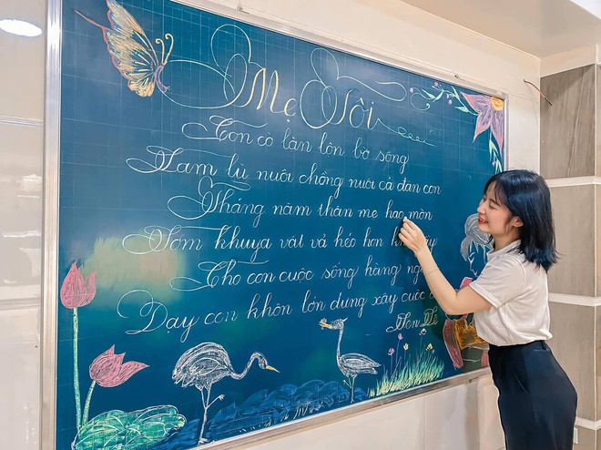 Cô giáo khuyết tật khoe tài viết bảng đẹp như in bằng tay trái, dù vất vả vẫn gắng mang con chữ về vùng cao - Ảnh 1.