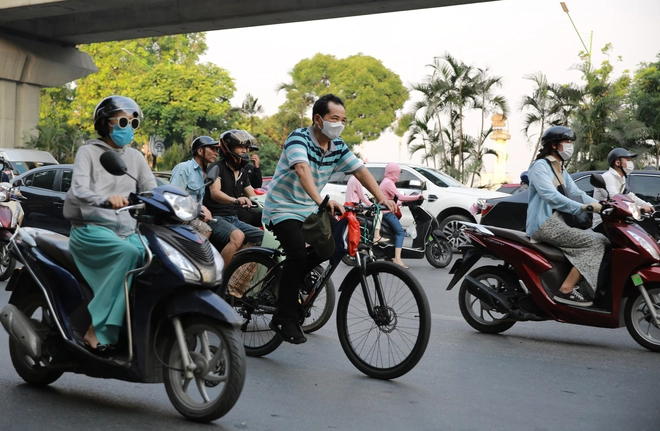 Theo chân dân công sở Hà Nội đi làm bằng xe đạp gấp, tàu điện và xe bus: Tiết kiệm hàng triệu đồng mỗi tháng! - Ảnh 5.