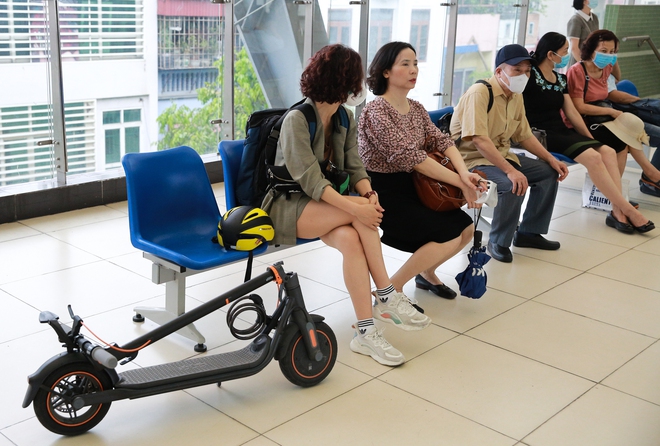 Theo chân dân công sở Hà Nội đi làm bằng xe đạp gấp, tàu điện và xe bus: Tiết kiệm hàng triệu đồng mỗi tháng! - Ảnh 3.