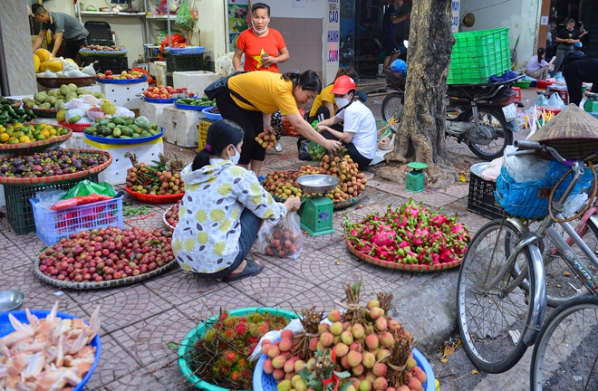 Người Hà Nội tấp nập đi chợ từ 5h sáng mua rượu nếp, vải, mận...ngày tết Đoan Ngọ - Ảnh 3.