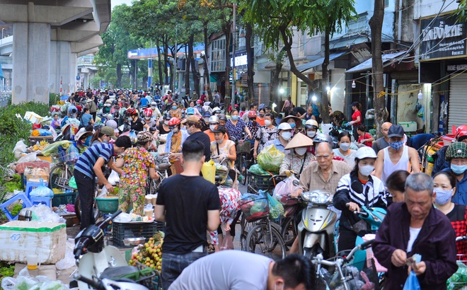 Người Hà Nội tấp nập đi chợ từ 5h sáng mua rượu nếp, vải, mận...ngày tết Đoan Ngọ - Ảnh 1.