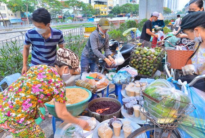 Người Hà Nội tấp nập đi chợ từ 5h sáng mua rượu nếp, vải, mận...ngày tết Đoan Ngọ - Ảnh 7.