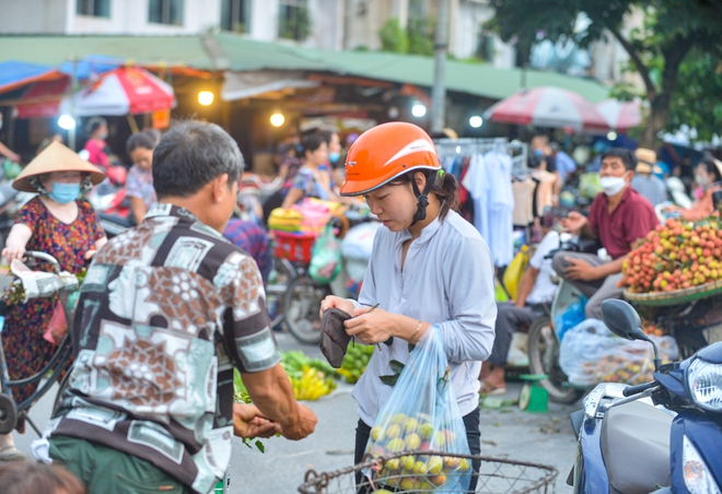 Người Hà Nội tấp nập đi chợ từ 5h sáng mua rượu nếp, vải, mận...ngày tết Đoan Ngọ - Ảnh 8.