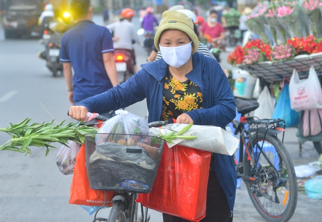 Người Hà Nội tấp nập đi chợ từ 5h sáng mua rượu nếp, vải, mận...ngày tết Đoan Ngọ - Ảnh 10.