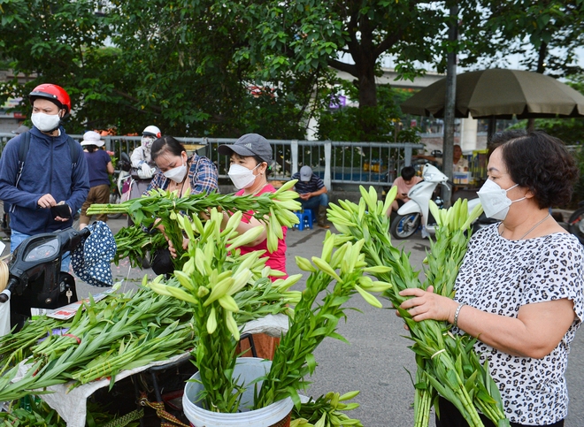 Người Hà Nội tấp nập đi chợ từ 5h sáng mua rượu nếp, vải, mận...ngày tết Đoan Ngọ - Ảnh 9.