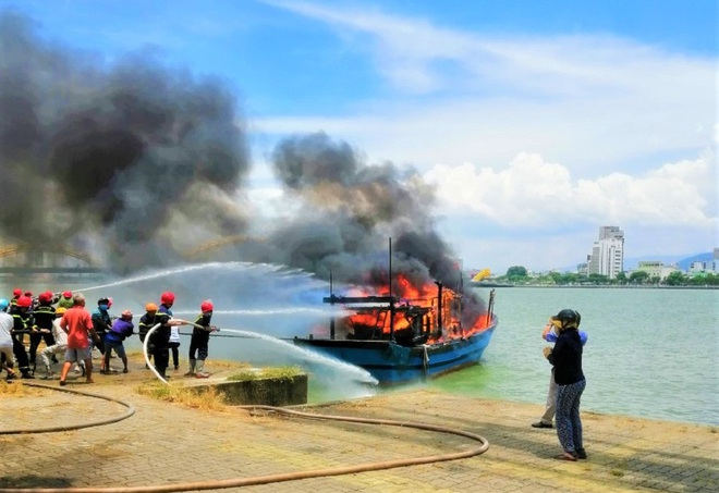 2 tàu cá bốc cháy ngùn ngụt trên sông Hàn giữa trưa nắng gắt - Ảnh 1.