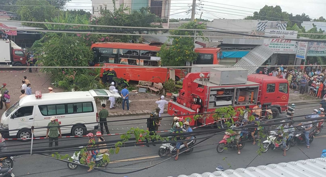 Xe khách Phương Trang lao vào quán cafe, 5 người thương vong - Ảnh 1.