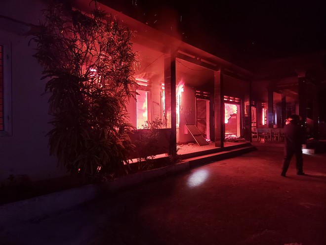 Cháy lớn trong đêm, trụ sở UBND xã ở Quảng Nam bị thiêu rụi - Ảnh 1.