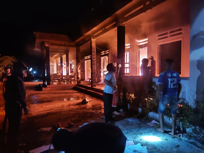 Cháy lớn trong đêm, trụ sở UBND xã ở Quảng Nam bị thiêu rụi - Ảnh 2.