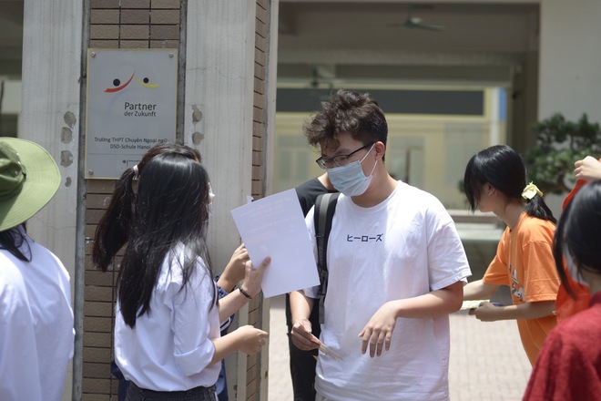 Kết thúc buổi thi vào lớp 10 THPT chuyên Ngoại ngữ: Đề không quá khó, riêng môn tiếng Anh có độ phân loại thí sinh cao - Ảnh 16. Kết thúc buổi thi vào lớp 10 THPT chuyên Ngoại ngữ: Đề không quá khó, riêng môn tiếng Anh có độ phân loại thí sinh cao - Ảnh 16.
