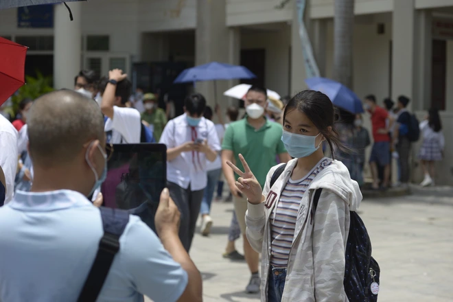 Kết thúc buổi thi vào lớp 10 THPT chuyên Ngoại ngữ: Đề không quá khó, riêng môn tiếng Anh có độ phân loại thí sinh cao - Ảnh 22. Kết thúc buổi thi vào lớp 10 THPT chuyên Ngoại ngữ: Đề không quá khó, riêng môn tiếng Anh có độ phân loại thí sinh cao - Ảnh 22.