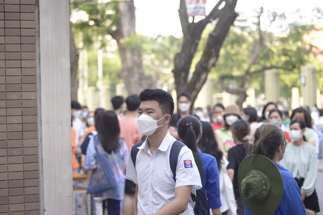 Kết thúc buổi thi vào lớp 10 THPT chuyên Ngoại ngữ: Đề không quá khó, riêng môn tiếng Anh có độ phân loại thí sinh cao - Ảnh 2. Kết thúc buổi thi vào lớp 10 THPT chuyên Ngoại ngữ: Đề không quá khó, riêng môn tiếng Anh có độ phân loại thí sinh cao - Ảnh 2.