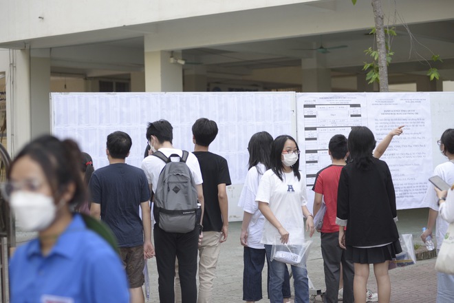 Kết thúc buổi thi vào lớp 10 THPT chuyên Ngoại ngữ: Đề không quá khó, riêng môn tiếng Anh có độ phân loại thí sinh cao - Ảnh 4. Kết thúc buổi thi vào lớp 10 THPT chuyên Ngoại ngữ: Đề không quá khó, riêng môn tiếng Anh có độ phân loại thí sinh cao - Ảnh 4.