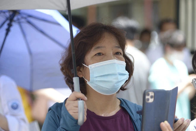 Kết thúc buổi thi vào lớp 10 THPT chuyên Ngoại ngữ: Đề không quá khó, riêng môn tiếng Anh có độ phân loại thí sinh cao - Ảnh 19. Kết thúc buổi thi vào lớp 10 THPT chuyên Ngoại ngữ: Đề không quá khó, riêng môn tiếng Anh có độ phân loại thí sinh cao - Ảnh 19.