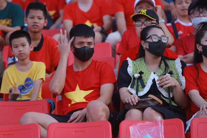 Bùi Tiến Dũng và vợ gặp sự cố, phải mặc áo đỏ mới được vào sân xem Viettel đấu Hà Nội - Ảnh 1. Bùi Tiến Dũng và vợ gặp sự cố, phải mặc áo đỏ mới được vào sân xem Viettel đấu Hà Nội - Ảnh 1.