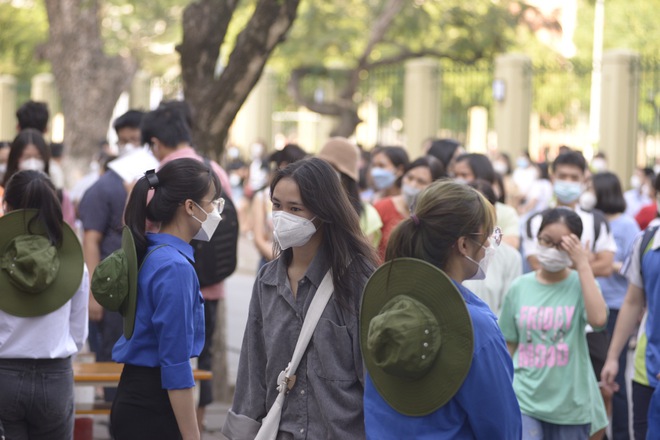Kết thúc buổi thi vào lớp 10 THPT chuyên Ngoại ngữ: Đề không quá khó, riêng môn tiếng Anh có độ phân loại thí sinh cao - Ảnh 1. Kết thúc buổi thi vào lớp 10 THPT chuyên Ngoại ngữ: Đề không quá khó, riêng môn tiếng Anh có độ phân loại thí sinh cao - Ảnh 1.