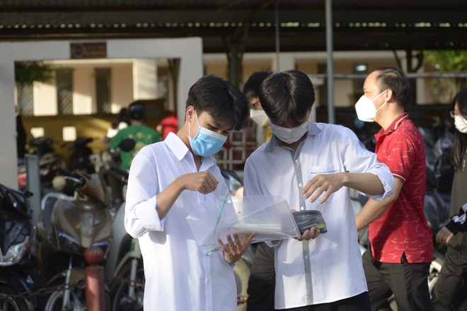 Kết thúc buổi thi vào lớp 10 THPT chuyên Ngoại ngữ: Đề không quá khó, riêng môn tiếng Anh có độ phân loại thí sinh cao - Ảnh 5. Kết thúc buổi thi vào lớp 10 THPT chuyên Ngoại ngữ: Đề không quá khó, riêng môn tiếng Anh có độ phân loại thí sinh cao - Ảnh 5.