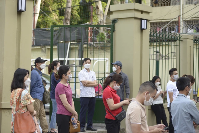 Kết thúc buổi thi vào lớp 10 THPT chuyên Ngoại ngữ: Đề không quá khó, riêng môn tiếng Anh có độ phân loại thí sinh cao - Ảnh 12. Kết thúc buổi thi vào lớp 10 THPT chuyên Ngoại ngữ: Đề không quá khó, riêng môn tiếng Anh có độ phân loại thí sinh cao - Ảnh 12.