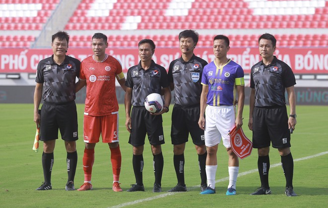 Bùi Tiến Dũng và vợ gặp sự cố, phải mặc áo đỏ mới được vào sân xem Viettel đấu Hà Nội - Ảnh 4. Bùi Tiến Dũng và vợ gặp sự cố, phải mặc áo đỏ mới được vào sân xem Viettel đấu Hà Nội - Ảnh 4.