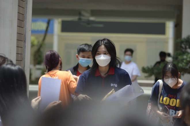 Kết thúc buổi thi vào lớp 10 THPT chuyên Ngoại ngữ: Đề không quá khó, riêng môn tiếng Anh có độ phân loại thí sinh cao - Ảnh 14. Kết thúc buổi thi vào lớp 10 THPT chuyên Ngoại ngữ: Đề không quá khó, riêng môn tiếng Anh có độ phân loại thí sinh cao - Ảnh 14.