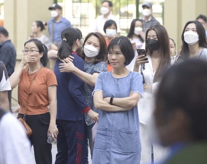 Kết thúc buổi thi vào lớp 10 THPT chuyên Ngoại ngữ: Đề không quá khó, riêng môn tiếng Anh có độ phân loại thí sinh cao - Ảnh 7. Kết thúc buổi thi vào lớp 10 THPT chuyên Ngoại ngữ: Đề không quá khó, riêng môn tiếng Anh có độ phân loại thí sinh cao - Ảnh 7.