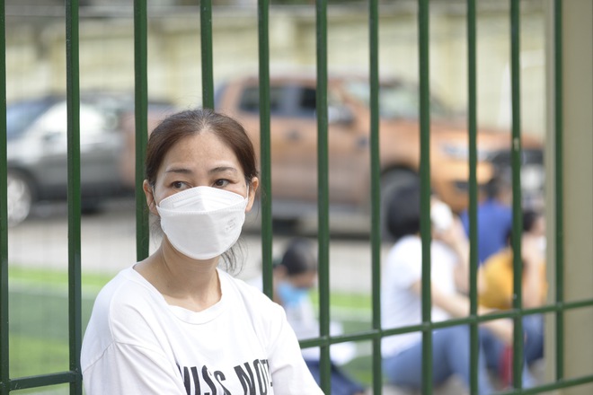 Kết thúc buổi thi vào lớp 10 THPT chuyên Ngoại ngữ: Đề không quá khó, riêng môn tiếng Anh có độ phân loại thí sinh cao - Ảnh 8. Kết thúc buổi thi vào lớp 10 THPT chuyên Ngoại ngữ: Đề không quá khó, riêng môn tiếng Anh có độ phân loại thí sinh cao - Ảnh 8.