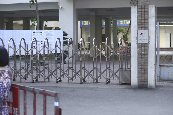 Kết thúc buổi thi vào lớp 10 THPT chuyên Ngoại ngữ: Đề không quá khó, riêng môn tiếng Anh có độ phân loại thí sinh cao - Ảnh 11. Kết thúc buổi thi vào lớp 10 THPT chuyên Ngoại ngữ: Đề không quá khó, riêng môn tiếng Anh có độ phân loại thí sinh cao - Ảnh 11.