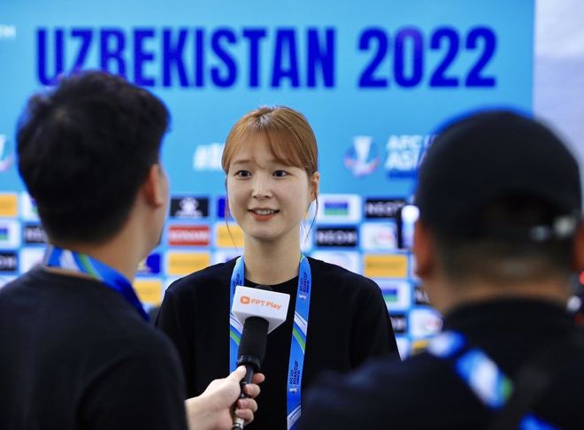 Nữ phóng viên Hàn Quốc: “HLV U23 Việt Nam có nguồn năng lượng vô cùng tích cực” - Ảnh 1.