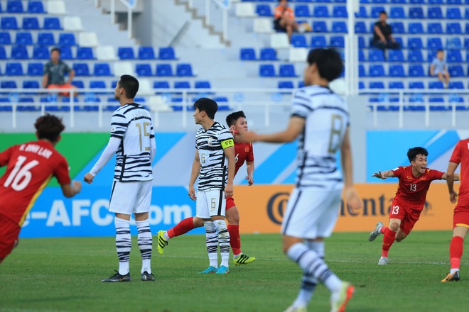 Khoảnh khắc ăn mừng đầy cảm xúc khi Vũ Tiến Long ghi bàn vào lưới U23 Hàn Quốc - Ảnh 8.