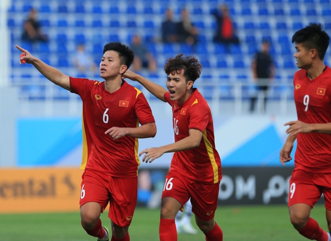 Khoảnh khắc ăn mừng đầy cảm xúc khi Vũ Tiến Long ghi bàn vào lưới U23 Hàn Quốc - Ảnh 2.