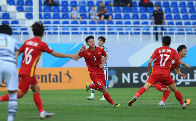 Khoảnh khắc ăn mừng đầy cảm xúc khi Vũ Tiến Long ghi bàn vào lưới U23 Hàn Quốc - Ảnh 1.